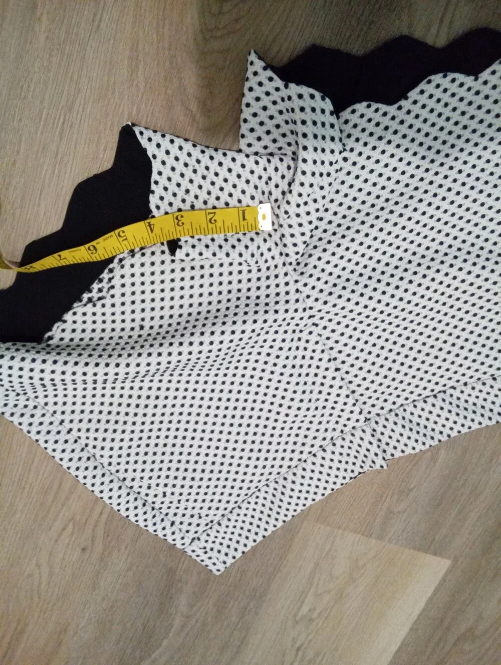 Elle Size 6 Women's White with Black Polka Dots Scallop Hem Dress Shorts